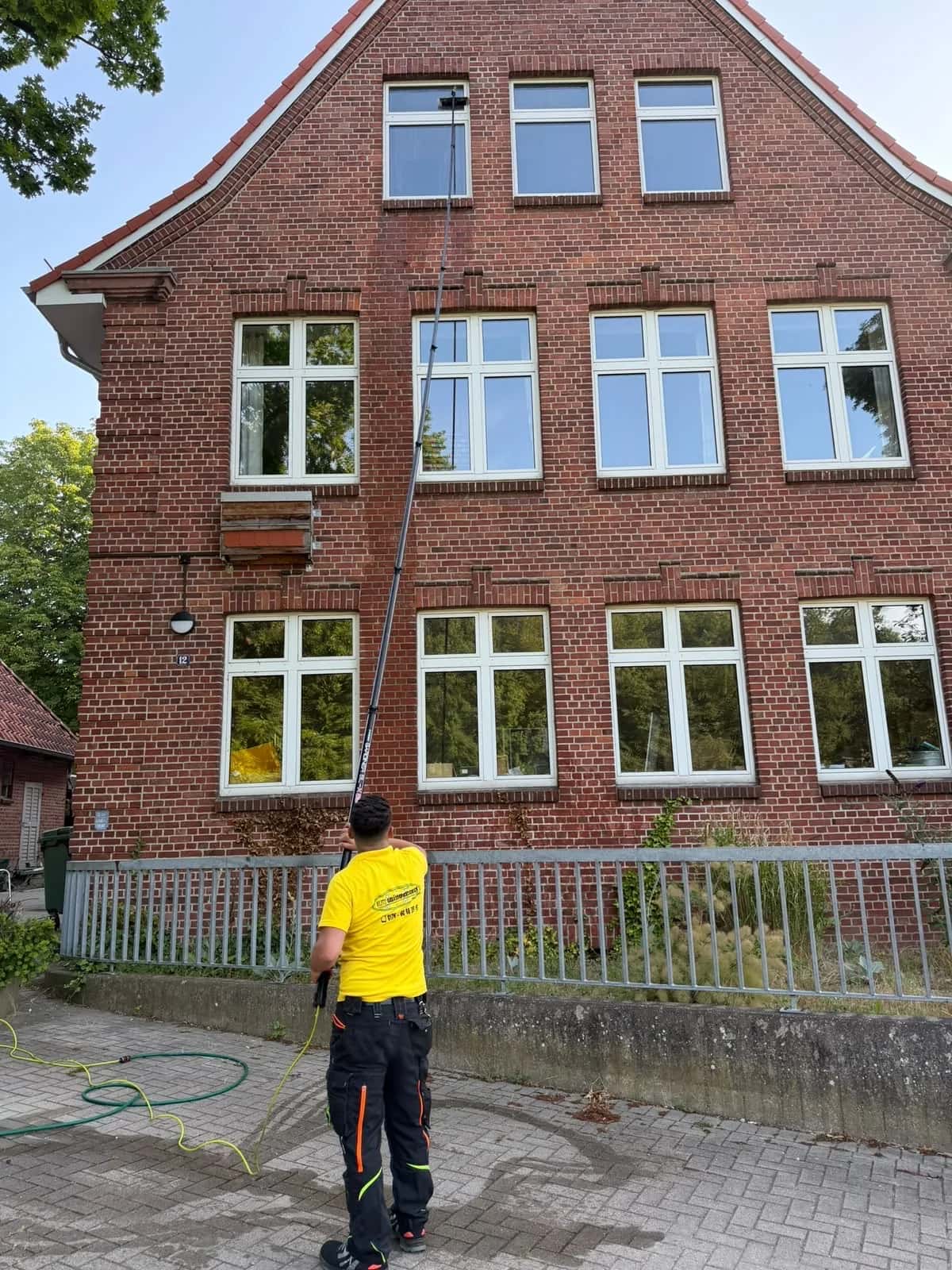 Reinigung einer Altbaufassade durch die Blitz Gebäudereinigung in Lübeck