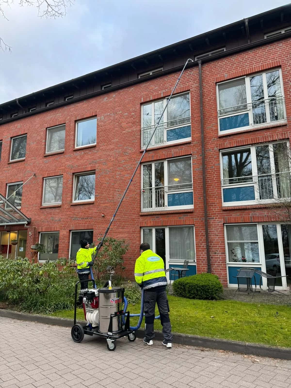 Team der Blitz Gebäudereinigung bei der Reinigung einer Wohnanlage in Neumünster
