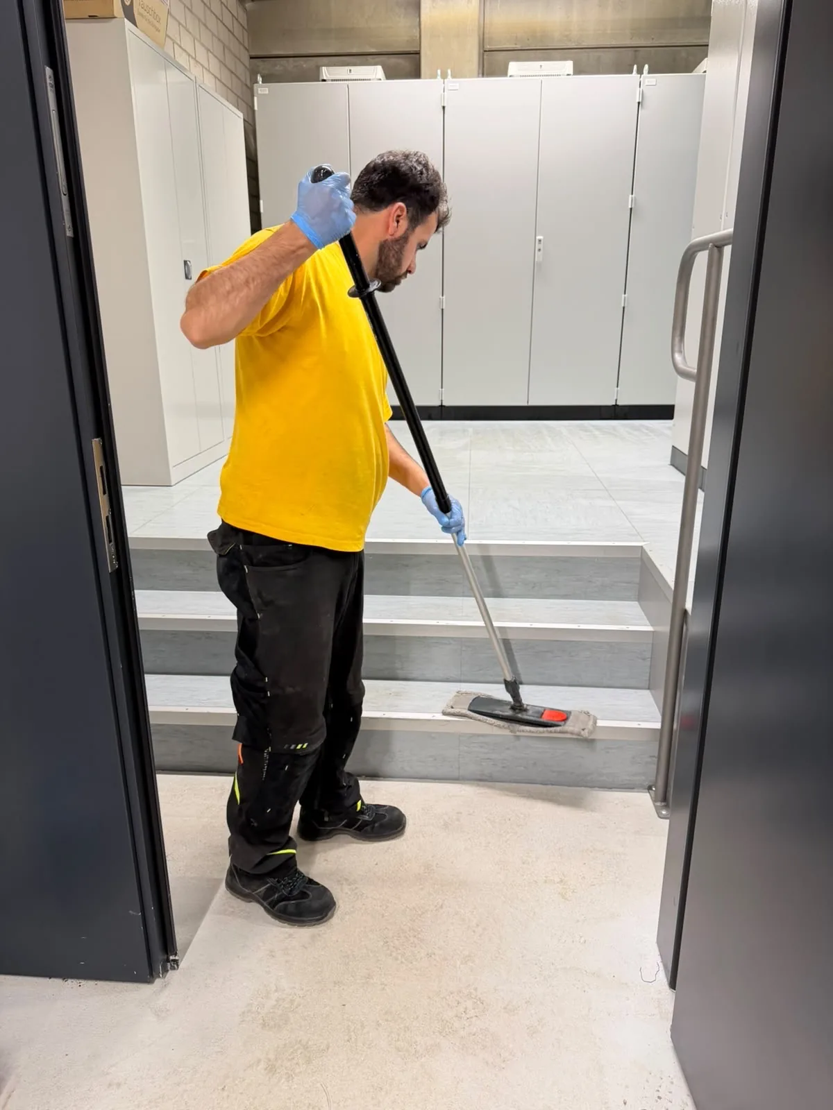 Unterhaltsreinigung in einem Bürogebäude in Kiel durch das Team von Blitz Gebäudereinigung