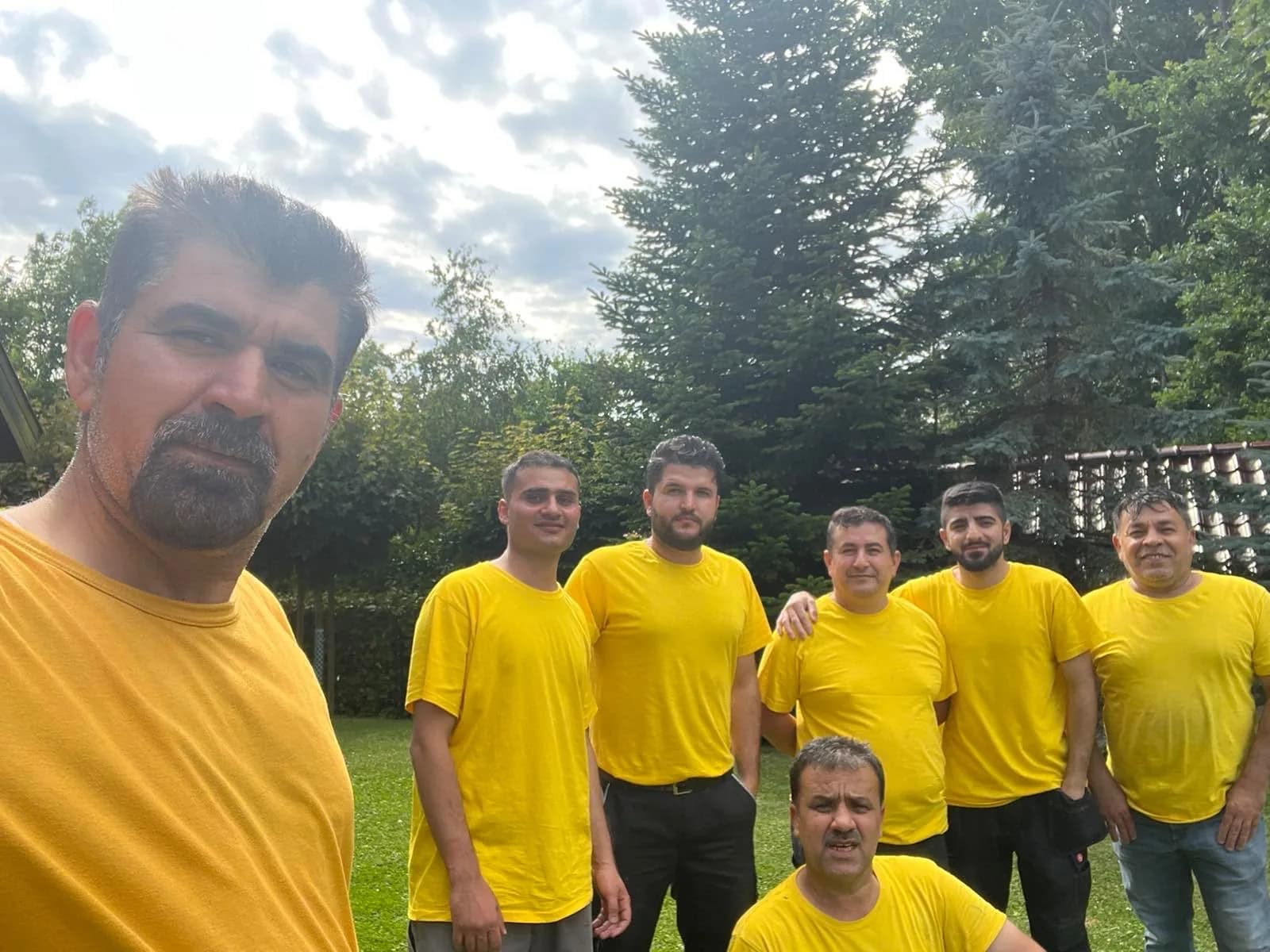 Das Team der Blitz Gebäudereinigung aus Kiel in gelben Shirts
