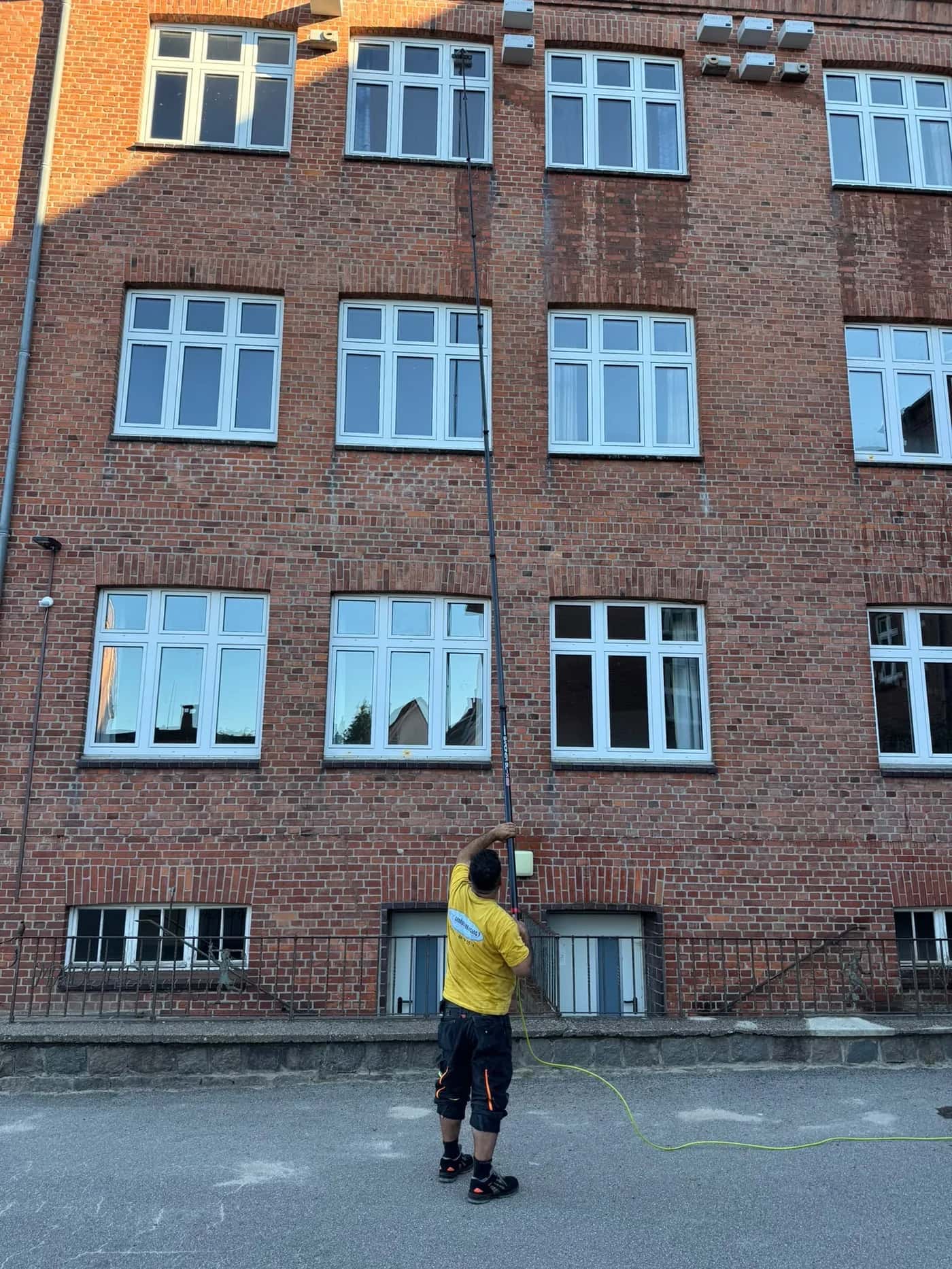 Mitarbeiter der Blitz Gebäudereinigung bei der Fassadenreinigung an einem Altbau in Bremen
