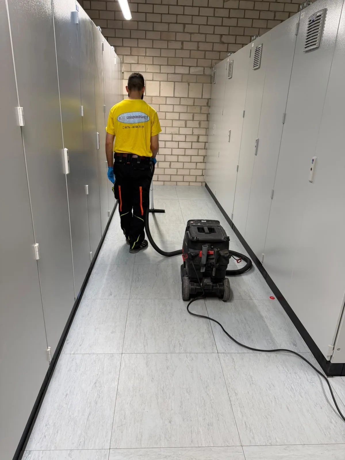 Grundreinigung eines Flurs mit Industriesauger durch die Blitz Gebäudereinigung