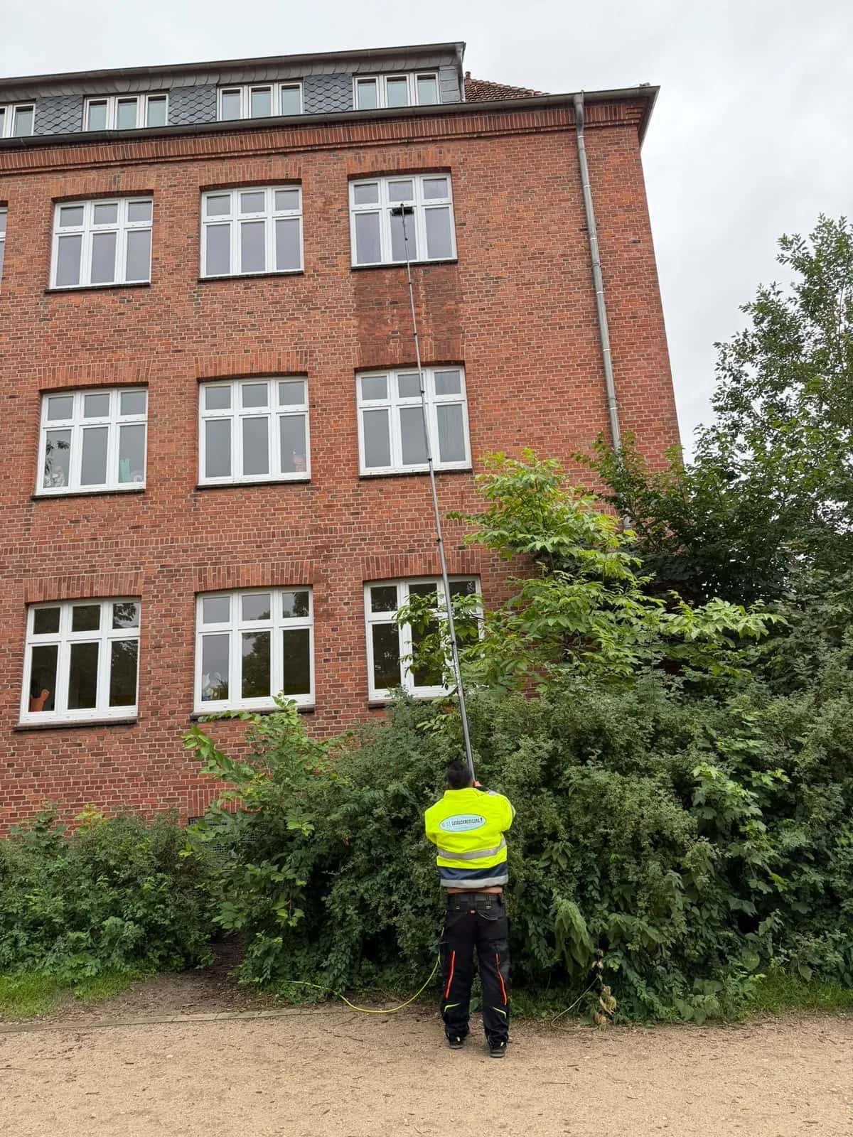 Klinkerfassade wird von der Blitz Gebäudereinigung in Flensburg gereinigt