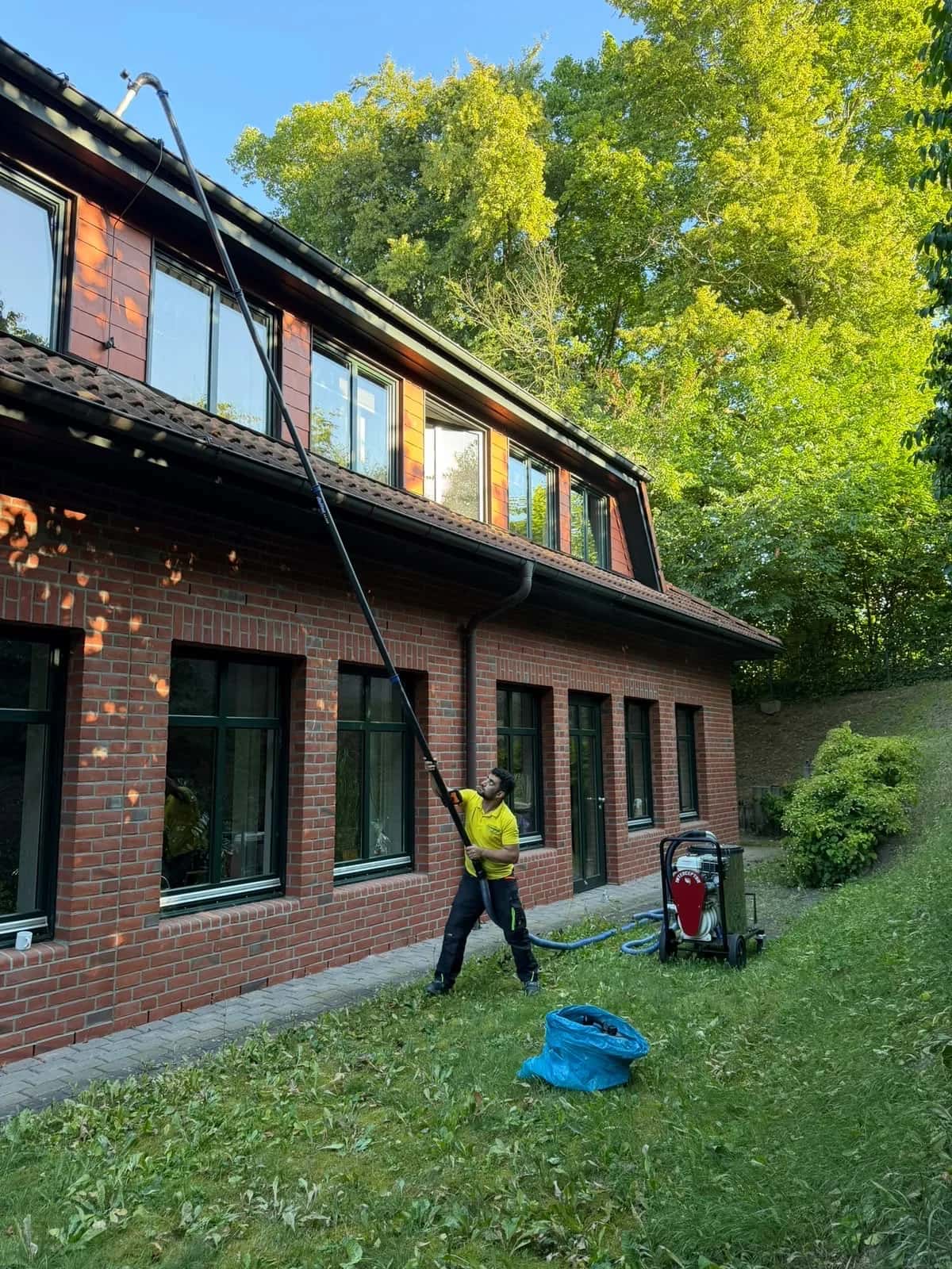 Blitz Gebäudereinigung bei der Fassaden- und Fensterreinigung an einem Wohnhaus in Rendsburg