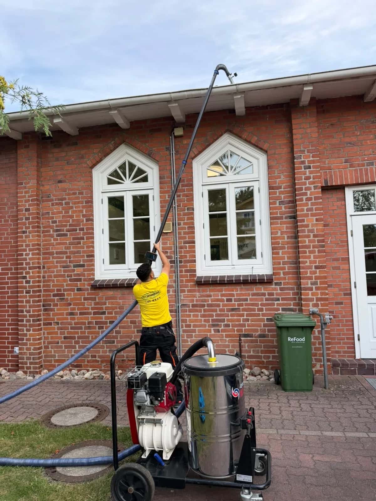 Blitz Gebäudereinigung bei der Dach- und Fassadenreinigung einer Villa in Eckernförde