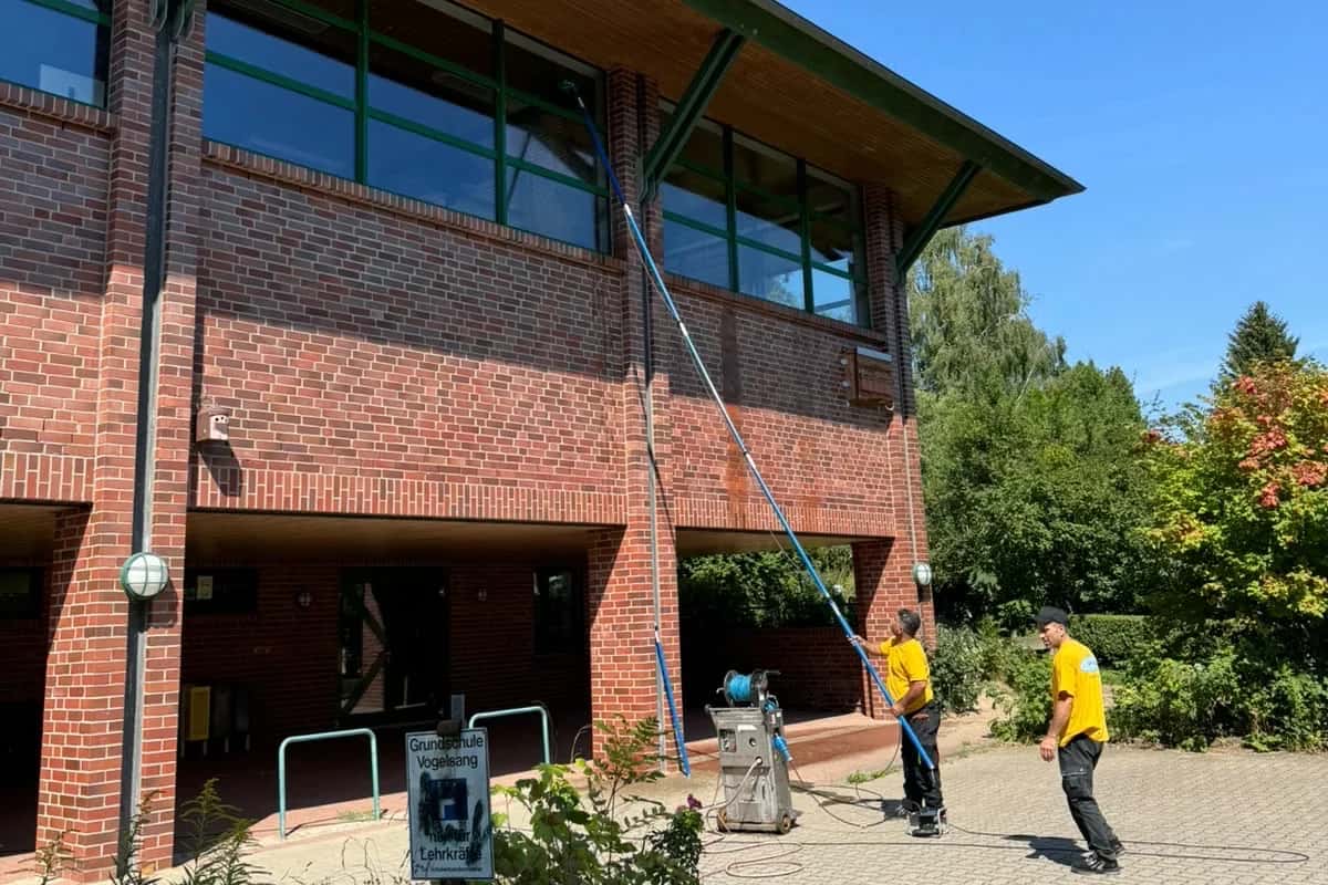 Team der Blitz Gebäudereinigung im Einsatz an einem Klinkergebäude